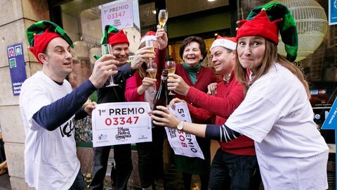 Celebraci�n en la administraci�n de la callle Jovellanos de Oviedo que han repartido parte del gordo y del quinto premio