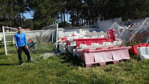Mal estado de las instalaciones del campo de f�tbol y pistas de atletismo de A Alta en Pobra