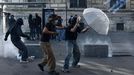 Ciudadanos embozados se enfrentan a la polic�a en las inmediaciones de la plaza de la Rep�blica de Par�s.