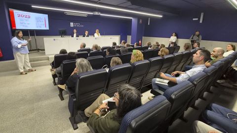 Tania Herbojo, t�cnica de selecci�n de persona de Vegalsa-Eroski, explica la oferta laboral a medio centenar de candidatos para completar la plantilla de la superficie que abrir�n en el pol�gono de O Vao