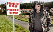 Jes�s Agust�n Espasand�n, delante de la casa de Maceiras a la que acude para pedir su dinero.