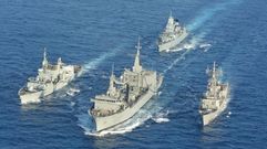 El �Cantabria�, en el centro, aprovisionando a los tres buques