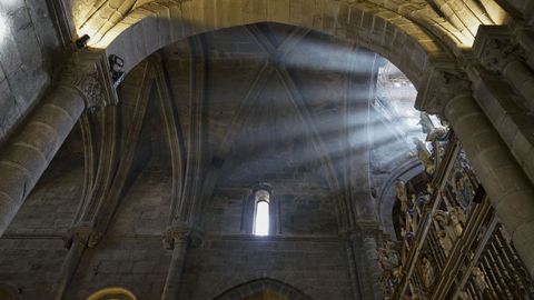 Catedral de Ourense. Las rejas ahora ubicadas en el lateral del altar mayor son obra de Juan Bautista Celma (s.XVI-XVII).