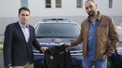 ENTREGA SIMB�LICA EN A CORU�A El sindicalista Roberto Gonz�lez recibe el unifome por parte de Carlos Ortiz, que ahora podr� dedicarse por completo a su hijo de 18 meses, enfermo de leucemia