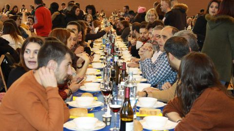 Codillo.M�s de 1.050 comensales se citaron en la Festa do Codillo