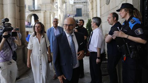 Llegada de los concejales del PSOE al Concello.