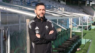 M�chel en el estadio de A Malata donde ma�ana volver� a sentarse en el banquillo casi una d�cada despu�s. 