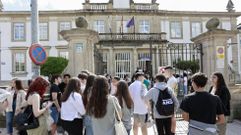 Alumnos en la entrada del IES Lucus Augusti, un centro en el que este curso hay estudiantes de 27 nacionalidades distintas