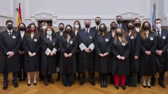 Los 14 nuevos jueces de Galicia, el d�a de su toma de posesi�n, acompa�ados por el presidente del Tribunal Superior de Xustiza y otros cuatro altos cargos de la judicatura gallega.