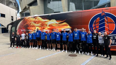 Los jugadores del Leyma Básquet Coruña, antes de viajar hacia Melilla