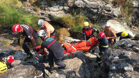 Un momento del rescate de la mujer accidentada