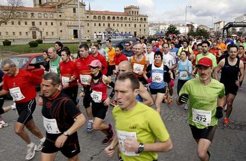 Cientos de atletas participaron el a�o pasado en la carrera popular Concello de Monforte.