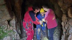 Rescate de un hombre que cay� a un pozo en Caravia.