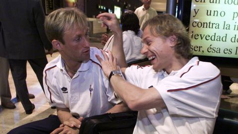 Everton Giovanella y Valeri Karpin, en el aeropuerto de Sevilla, donde se disput� la final de Copa entre Celta y Zaragoza del 30 de junio del 2001.