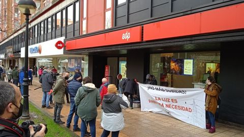 Concentracin de Hostelera Con Conciencia frente a unas oficinas de EDP en Gijn