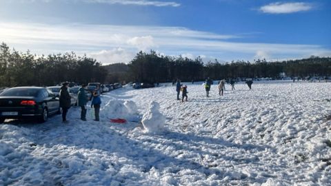 Familias disfrutaron de la nieve en el alto do Vieiro (Bande)