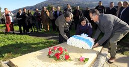 Momento de la ofrenda floral ayer, antes de la entrega de premios de poes�a