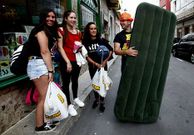 Los j�venes, con un colch�n.