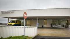 Imagen de una ambulancia en la entrada de urgencias del hospital de Barbanza.