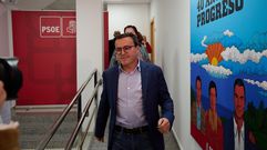 Miguel �ngel Gallardo pasa ante�un p�ster con Jos� Luis Rodr�guez Zapatero, Felipe Gonz�lez y Pedro S�nchez en la sede del PSOE extreme�o. Acaba de hacerse p�blica la debacle electoral de los socialistas en Extremadura