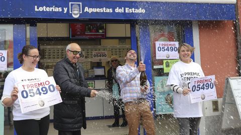 esponsables de la administración de lotería de la localidad asturiana de Moreda celebran este jueves el haber vendido décimos del primer premio de la Lotería de Navidad