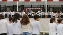 Una cadena humana de escolares de A Ponte, dentro de la actividad  Pontes de Igualdade , organizada por los centros educativos de este barrio ourensano.