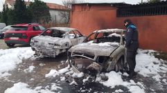 Los dos coches que quedaron calcinados en el parque de �nkar, en San Salvador de Poio.