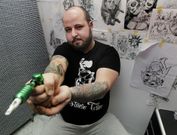 Rodrigo Ces, trabajando su estudio de tatuaje de Cesures, donde se instal� hace un par de a�os. 