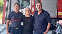 El cabo de bomberos de Cee Rubn Surez, este sbado con Pilar Rosanes y su marido, Jess Boan, padres del malogrado Josep.