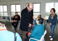 Marti�o Noriega visit� el centro asistencial de Sarela en Casti�eiri�o.