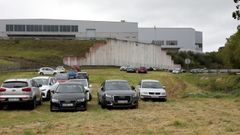 Este lunes a�n hab�a coches en fincas y cunetas pr�ximas al aeropuerto de Santiago.