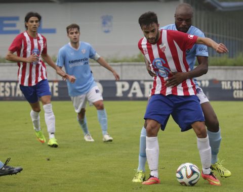 Dapo presiona con �mpetu a un jugador del Cerceda. 