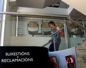 Dentro del juzgado van en manga corta por el calor.