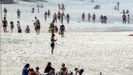 Decenas de personas disfrutan de la playa de Barra de Tijuca ayer viernes, pese a que las autoridades en la ciudad han pedido a los ciudadanos respetar las medidas de aislamiento 