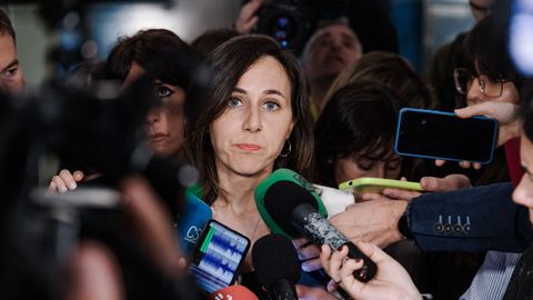 La secretaria general de Podemos, Ione Belarra, atiende a los medios de comunicacin.