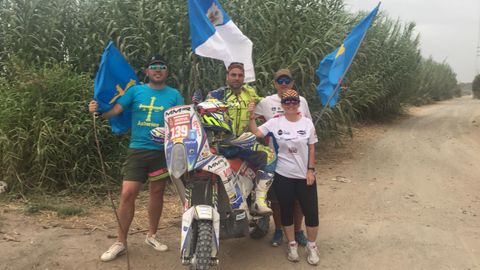 Javier �lvarez, en el centro, celebrando el fin de la novena etapa