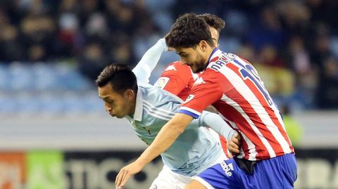 El Sporting perdi� en Vigo.Nacho Cases pugna con Orellana