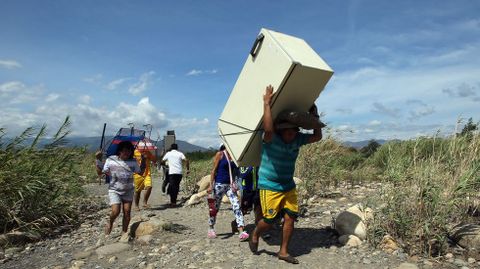 Tras el cierre de la frontera, Nicolás Maduro declaró el estado de excepción en el estado de Táchira durante 60 días.