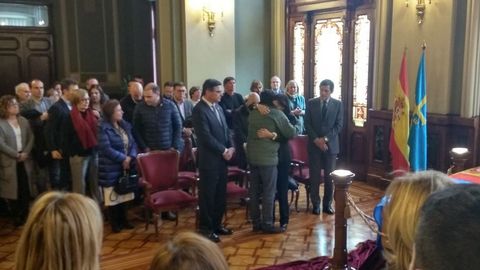 Los restos mortales del ex presidente del Principado, Vicente lvarez Areces, recientemente fallecido, han llegado a las 14.00 horas a la Junta General, donde la viuda ha estado en todo momento arropada por el actual presidente del Principado, Javier Fernndez, y por el del Parlamento, Pedro Sanjurjo