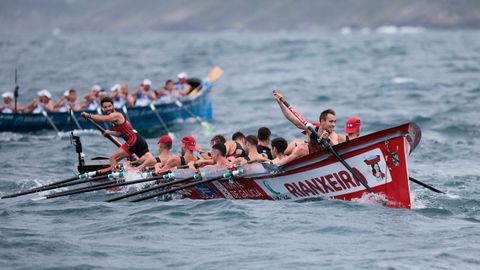 Cabo da Cruz, maniobrando durante la regata disputada en aguas de Orio.
