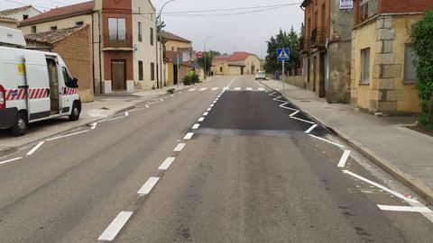 L�neas de borde quebradas para alertar a los conductores de que se acercan a una zona sensible