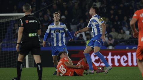 Barcia y Arnau Comas, durante una acci&oacute;n del partido entre el D&eacute;por y la Real Sociedad B.