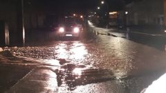 La rotura en la red de aguas aneg� los viales y dej� sin suministro a las empresas en el pol�gono de Bergondo