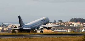 La marcha de compa��as como Vueling (en la imagen de archivo, en su �ltimo vuelo) precipit� la ca�da de pasajeros.