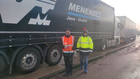 Camioneros atrapados en Inglaterra. Por la izauierda, Pablo Candanedo y Chus Bra�a