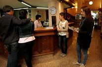 Dos personas entran en el balneario de Carballo que est� pr�cticamente lleno.