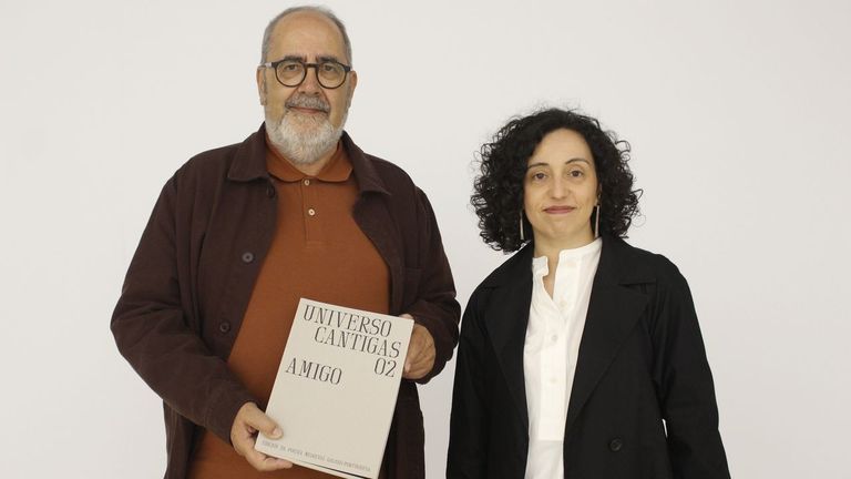 Los investigadores de la UDC Manuel Ferreiro y Leticia Eir�n, este jueves en la presentaci�n del segundo volumen de un proyecto sobre las cantigas medievales