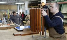 Uno de los participantes en el taller de carpintera, en la clausura. 