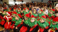 Festival de Navidad en el colegio Xos� Pichel, que entreg� a C�ritas los alimentos de su campa�a solidaria