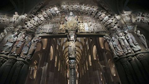 Prtico de la Gloria durante una visita nocturna a la Catedral de Santiago